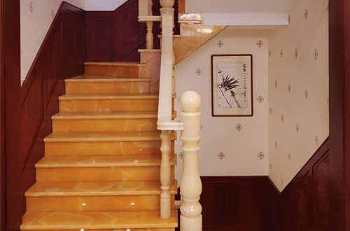 当阳中式别墅室内汉白玉石楼梯的定制安装装饰效果